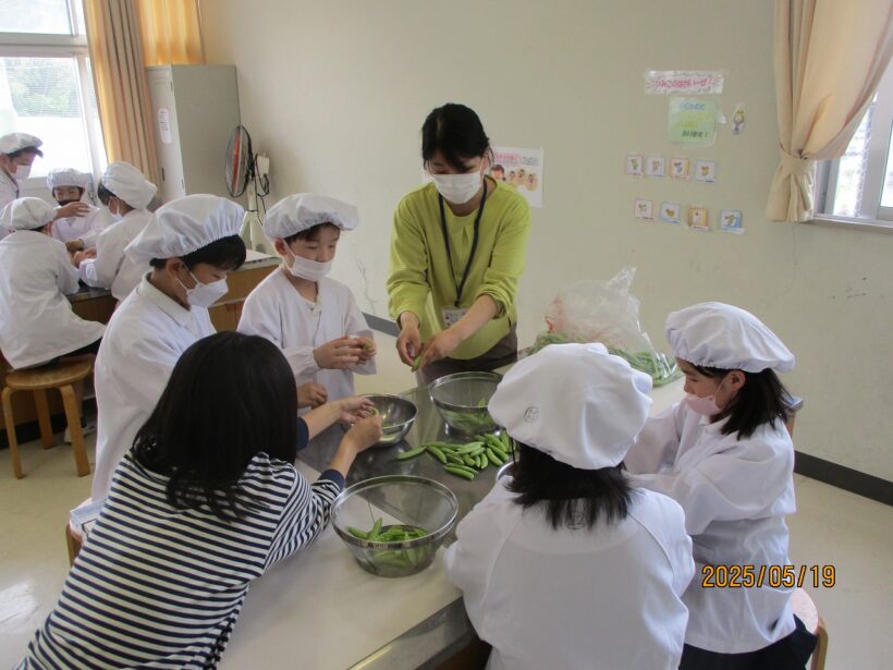 えんどう豆の皮むき