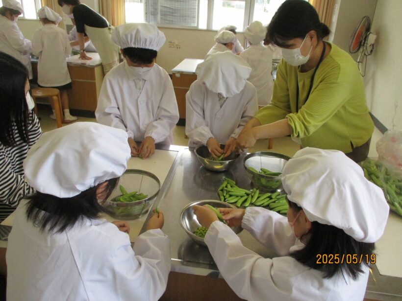 えんどう豆の皮むき