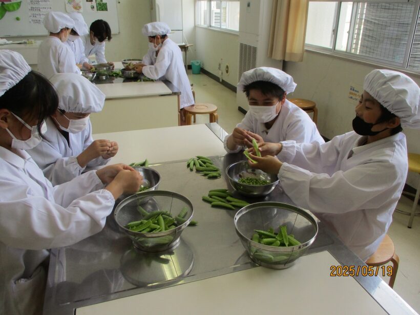 えんどう豆の皮むき