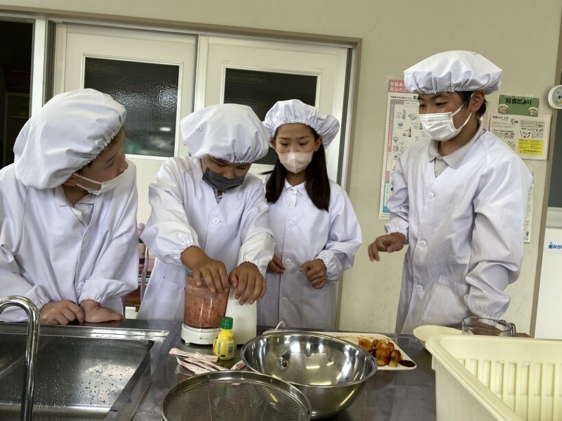 すももをつかってお菓子づくり
