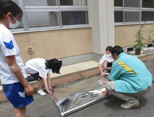 6月7日　黒豆の植え付け（中学校）