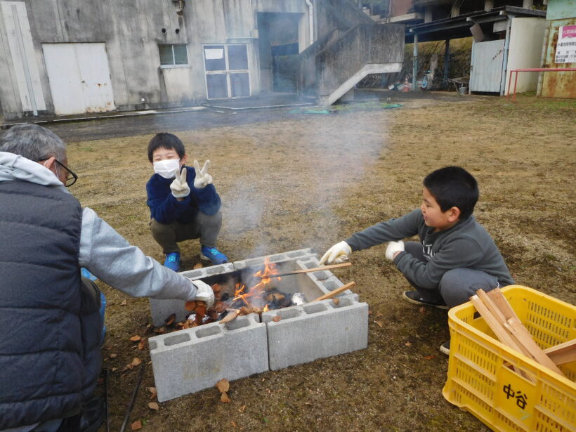 11月25日　焼き芋（小学校）