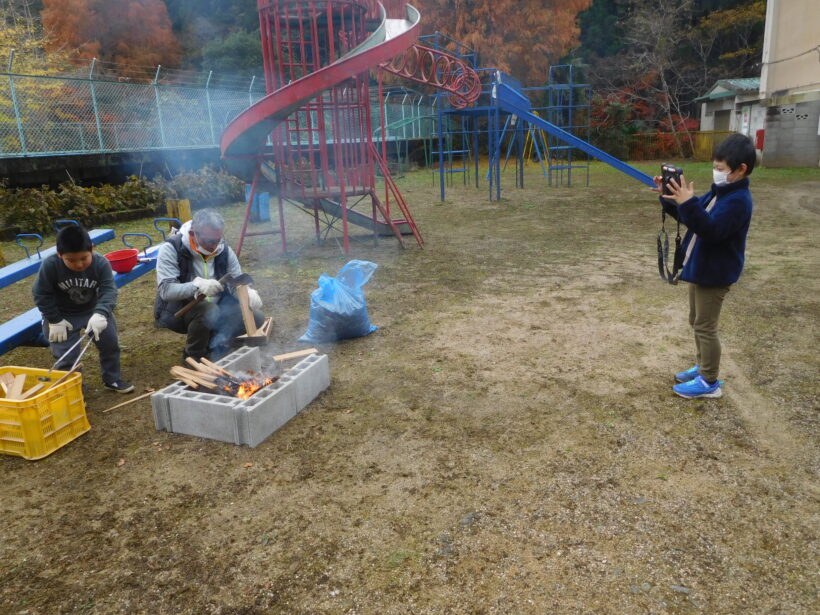 11月25日　焼き芋（小学校）