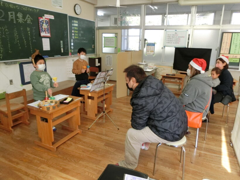 12月21日　クリスマス集会（小学校）