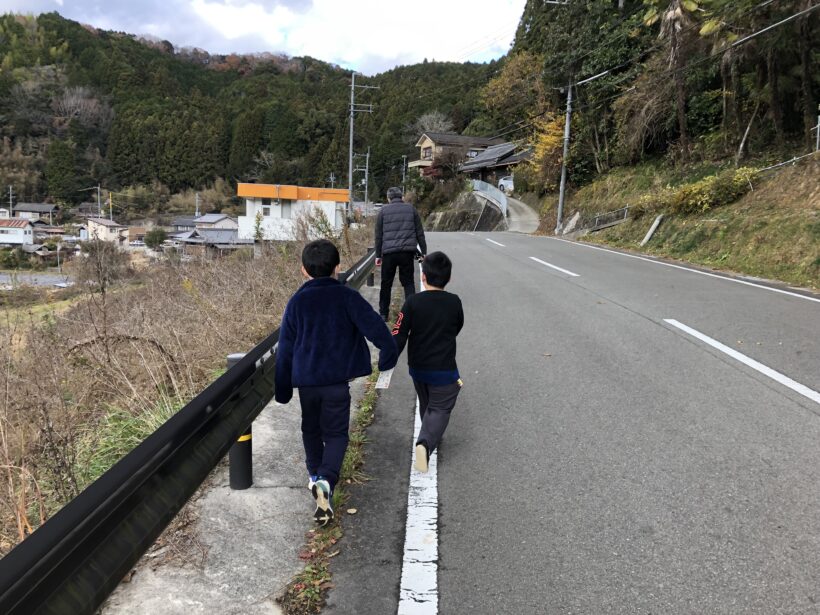 12月13日　年賀状投函（小学校）