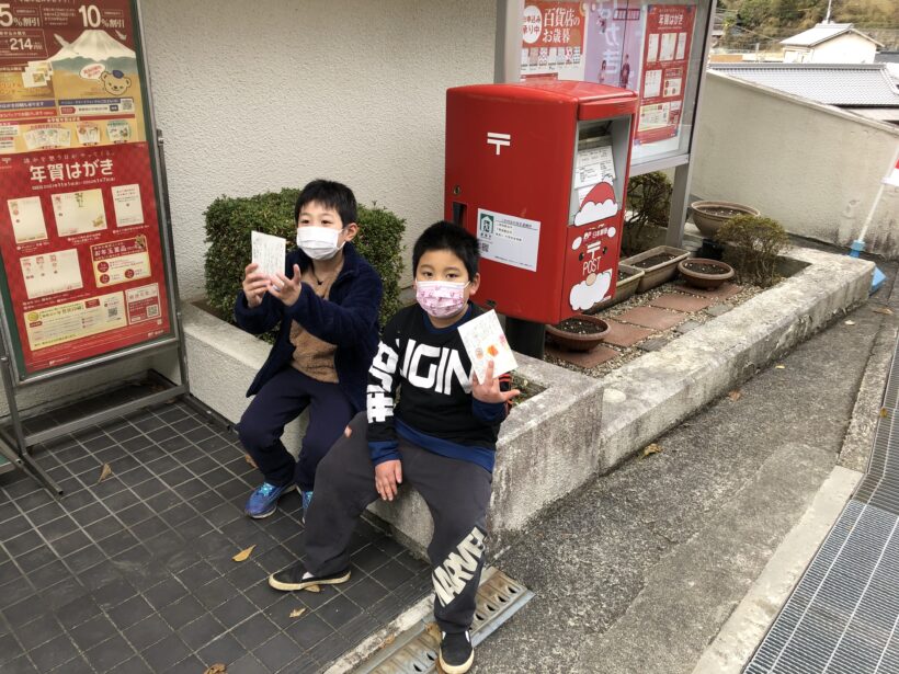 12月13日　年賀状投函（小学校）