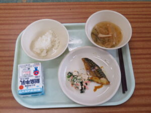 給食試食会を行いました