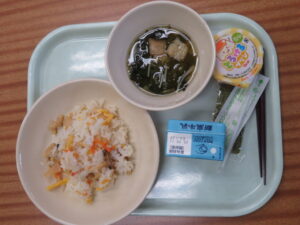 今日の給食は春のちらしずし