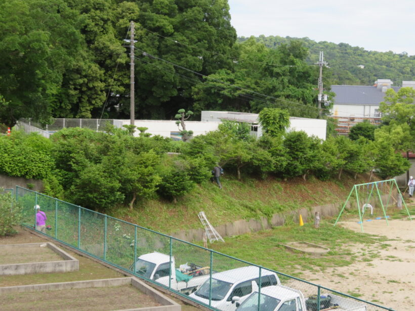 運動場斜面の草刈り作業
