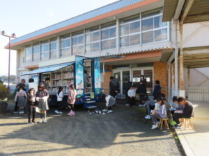 移動図書館カササギ号
