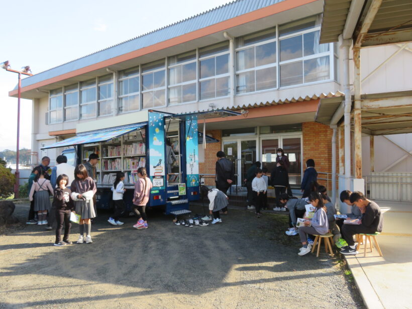 移動図書館カササギ号