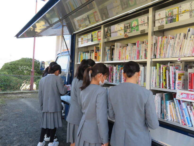移動図書館カササギ号