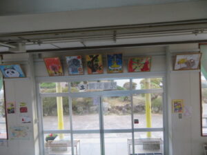 児童画の入れ替え