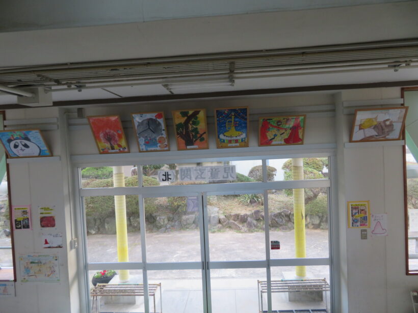 児童画の入れ替え